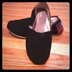 Black wool TOMS with plaid detail